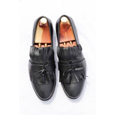 Classic leather loafer shoes with fringe and tassels